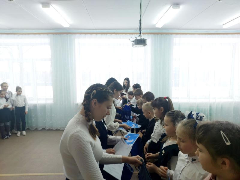 Торжественная церемония посвящения учеников 3-го класса в содружество «Орлята России».